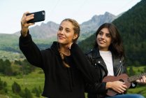 Femmes gaies prenant selfie sur la nature — Photo de stock