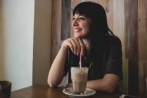 Женщина пьет молочный коктейль — стоковое фото