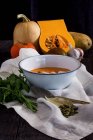 Tigela de sopa de abóbora com legumes — Fotografia de Stock