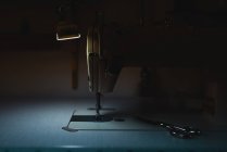 Натюрморт швейной машинки со светом на столе — стоковое фото