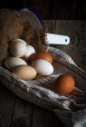 Vista de perto de ovos na toalha na mesa de madeira — Fotografia de Stock