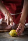 Primo piano della donna che taglia il limone per spremere il pollo crudo — Foto stock