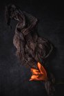 Modello floreale con fiore d'arancio e tessuto sguardo marrone su superficie scura — Foto stock