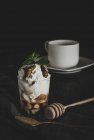 Стакан мороженого, украшенный орехами — стоковое фото