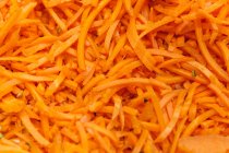 Морква свіжа смугастий зі спеціями в купи — стокове фото