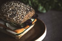 Hambúrguer vegan com legumes frescos no fundo rústico — Fotografia de Stock
