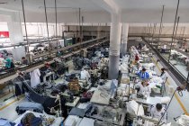 Танжер, Марокко-Квітень 18,2016: висока кут зору до зали, промислові швейні машини — стокове фото