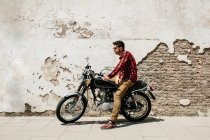 Молодой человек на мотоцикле — стоковое фото