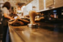 Крупним планом вид кавового тампона на лічильнику в кав'ярні — стокове фото
