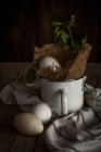 Bodegón idílico de huevos y taza rural - foto de stock