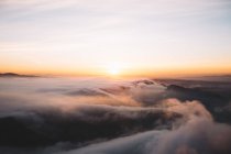 Veduta aerea del paesaggio nuvoloso in montagna al tramonto — Foto stock