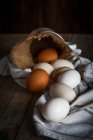 Натюрморт из куриных яиц на деревенском полотенце — стоковое фото