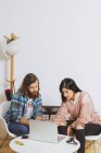 Мужчина и женщина с помощью ноутбука — стоковое фото
