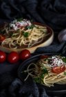 Espaguetis con tomates y queso - foto de stock