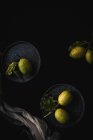 Vista de limones en placas - foto de stock