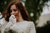 Low-Winkelporträt von Ingwergirl im weißen Pullover — Stockfoto