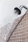 Wasser tropft aus der Dusche — Stockfoto