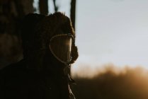 Портрет людини в шубці і газовій масці на сільській місцевості — стокове фото