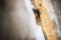 Araberin steht in Ruinen und blickt in die Kamera — Stockfoto