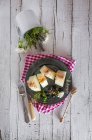 Direkt über Blick auf köstliche Melone und Tasse mit Blumen auf ländlichem Tisch — Stockfoto