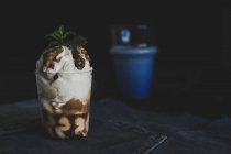 Glas Eisbecher mit Nüssen verziert — Stockfoto