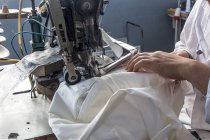 Trabalhador da lavoura costura em máquinas na fábrica de roupas — Fotografia de Stock