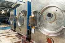 Machines à coudre industrielles en rangée chez les fabricants de vêtements — Photo de stock