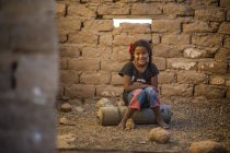 Araberin sitzt in Ruinen und lächelt — Stockfoto