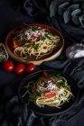 Spaghetti con pomodori e formaggio — Foto stock