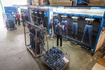 Tánger, MARRUECO- 18 de abril de 2016: Vista de alto ángulo de los trabajadores de la confección fabrica - foto de stock