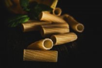 Pâtes alimentaires non cuites aux feuilles de menthe — Photo de stock