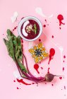 Bol avec soupe de betteraves sur rose — Photo de stock