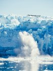 Spruzzi di ghiaccio vicino al ghiacciaio — Foto stock