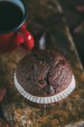 Muffin au chocolat avec tasse à café — Photo de stock