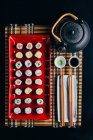 Подається набір суші на керамічній тарілці — стокове фото