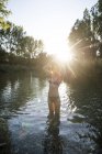 Chica posando en el lago - foto de stock