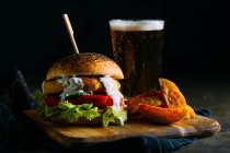 Вегетарианский бургер и стакан пива — стоковое фото