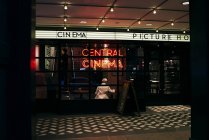 LONDRES, Reino Unido - 4 de mayo de 2017: Brillante exterior del edificio con luces de neón y letras de cine central . - foto de stock