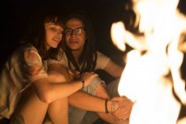 Paar sitzt am Lagerfeuer — Stockfoto