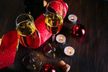 Окуляри шампанського зі свічками — стокове фото