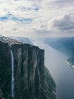 Riesiger Felsen mit Wasserfall — Stockfoto