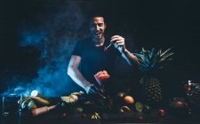 Mann bereitet Cocktail mit Erdbeere zu — Stockfoto