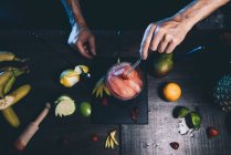 Male hands preparing cocktail — Stock Photo