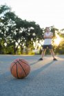 Помаранчевий баскетбол і людина — стокове фото