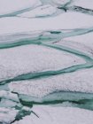 Fessure blu su strati di ghiaccio innevati — Foto stock