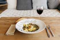 Ravioli serviert mit Rotwein — Stockfoto