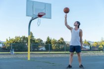 Homem girando basquete — Fotografia de Stock