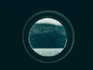 Море и горы через светильник — стоковое фото