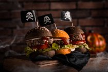 Halloween-Burger mit fröhlichen Roger-Fahnen — Stockfoto