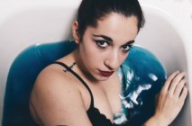 Mädchen in Badewanne schaut in die Kamera — Stockfoto